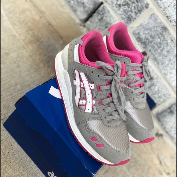 ASICS - Picture 2 of 3